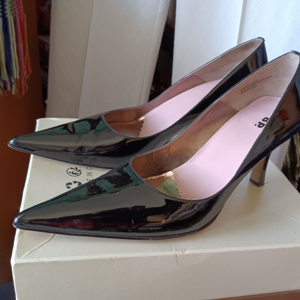 Elegant Black Patent Leather Heels - Picture 9 of 9